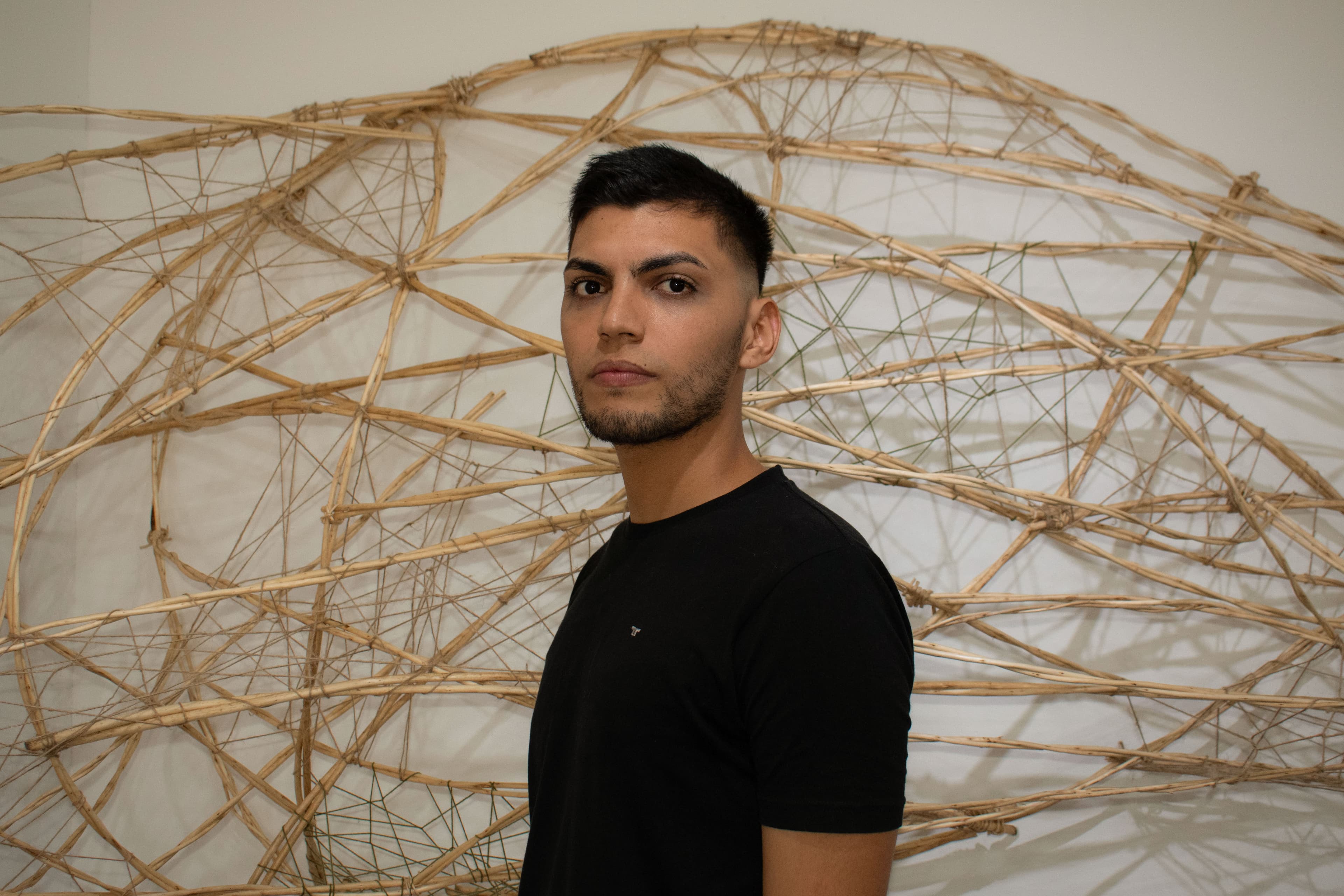 Retrato de Horacio Flores, artista de Territorios vivientes y biomateriales